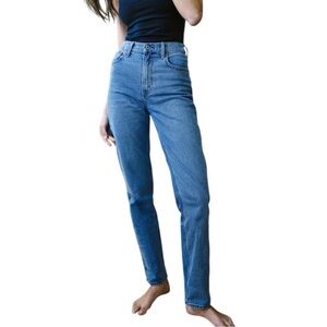Abercrombie & Fitch Ultra High Rise 90s Straight Jean size 0/25 in Medium Wash